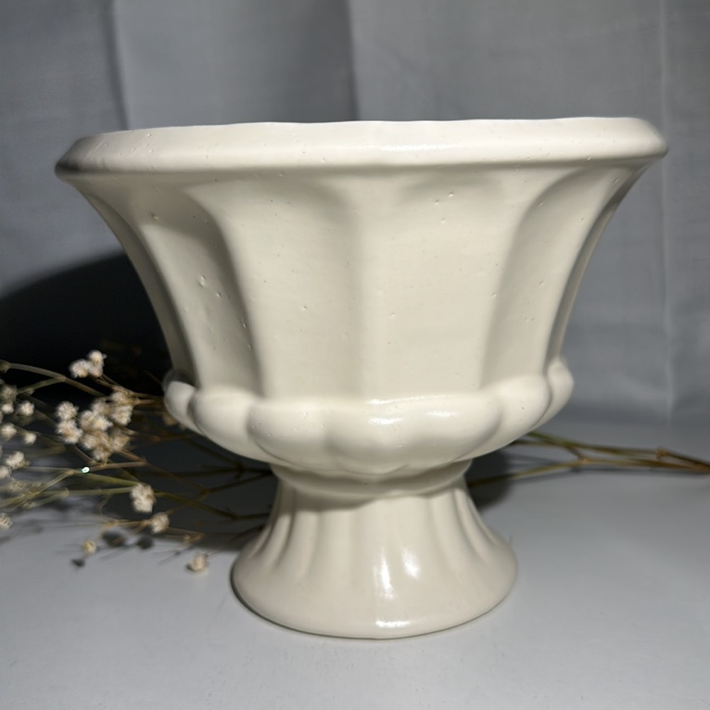 ⭐️⭐️SOLD⭐️⭐️ Vintage Haeger Ivory Pottery Planter - Signed on Bottom - Picture 2 of 8
